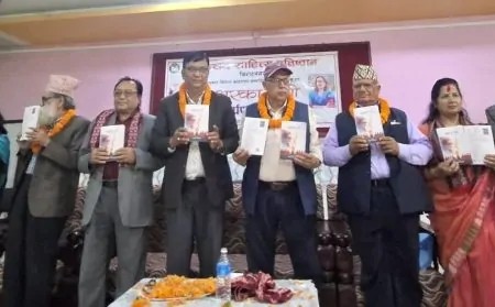 साहित्यकार निर्मला कोइरालाद्वारा सम्पादित ´अक्षरको यात्री` विमोचन