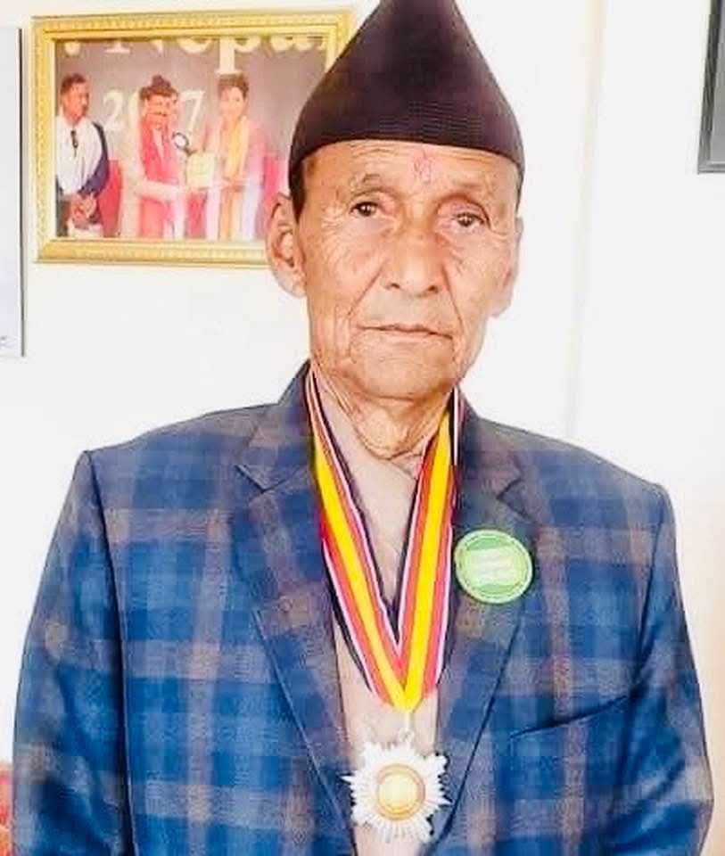 गायिका कोमल वलीका बुबाको छतबाट खसेर निधन 