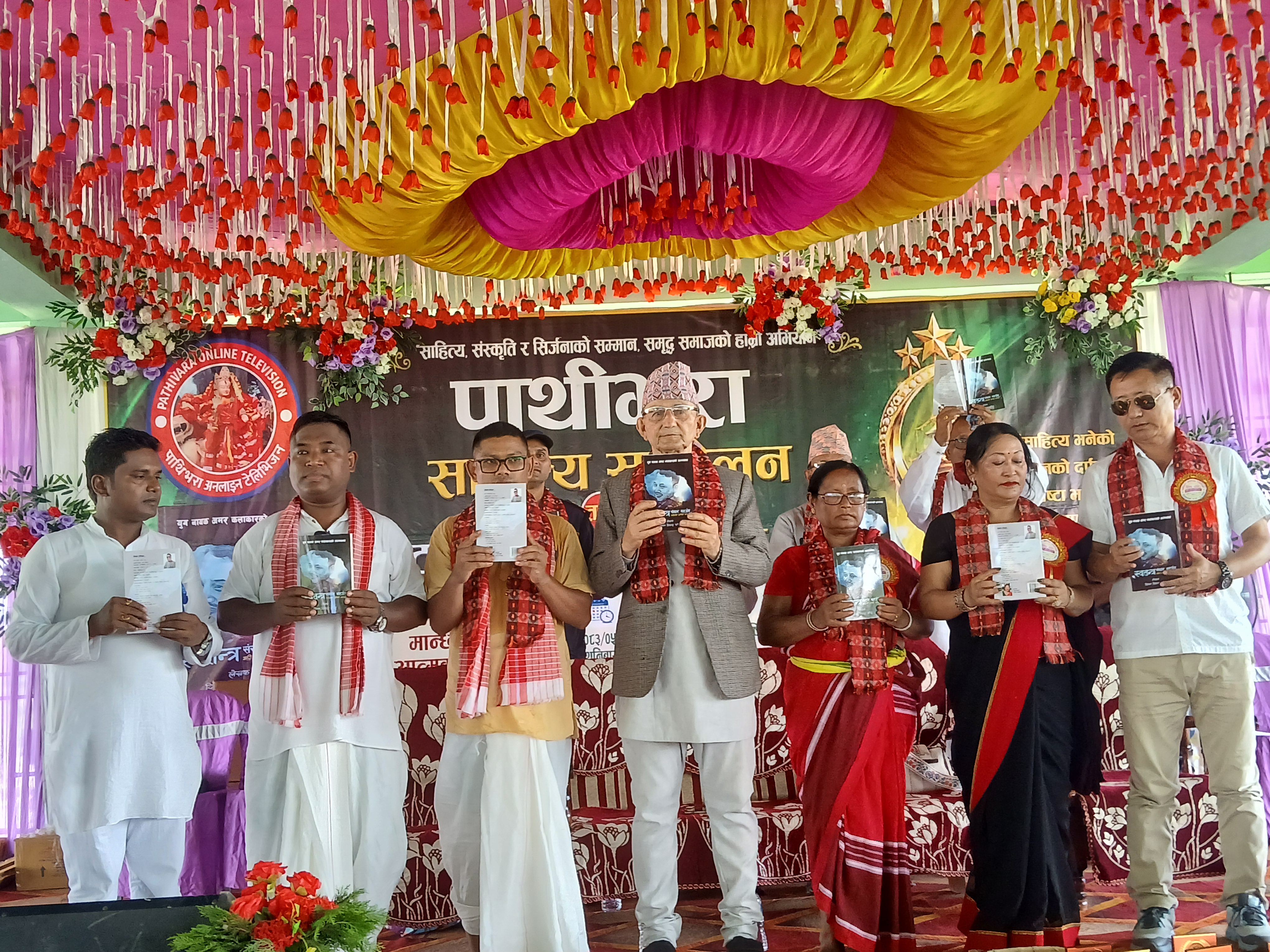 स्रष्टा दिपक विवश आँसुको ´झिरमा उनेको मान्छे`कृतिको लोकार्पण 