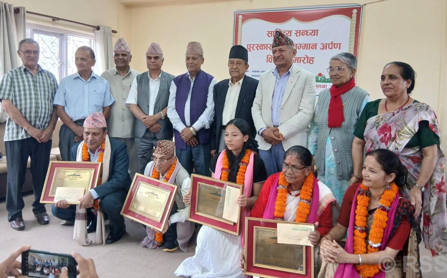 साहित्य सन्ध्याबाट पाँच स्रष्टालाई सम्मान र पुरस्कार