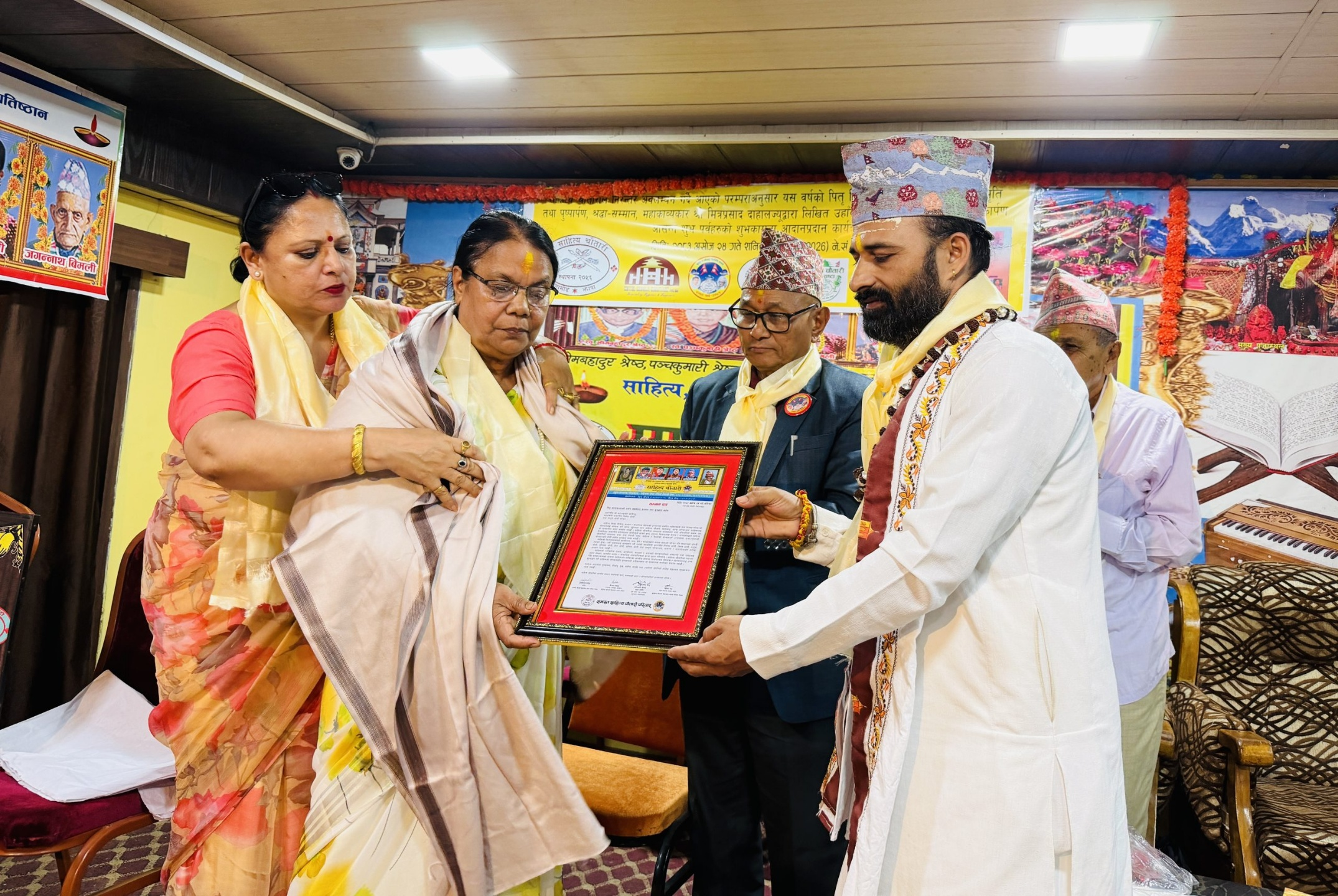 `साहित्य चौतारी सम्मान´ साहित्यकार ओली धर्मपत्नी निर्मलालाई 