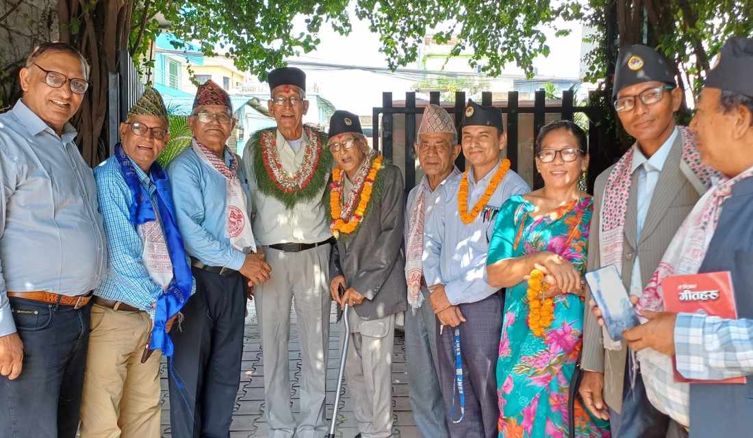 साहित्य चौतारीले स्रष्टाहरुलाई गर्याे रथारोहणसहित अभिनन्दन   