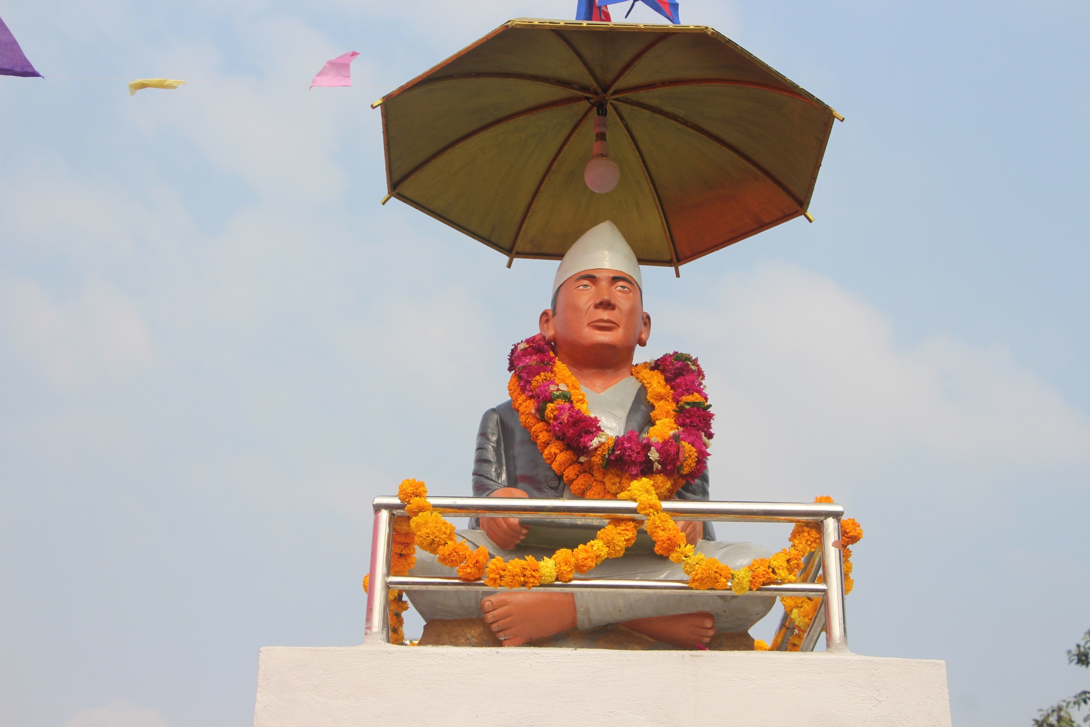 विद्वान् रन्धाेज नेम्बाङको १०२औँ जन्मजयन्तीमा शालिक अनावरण