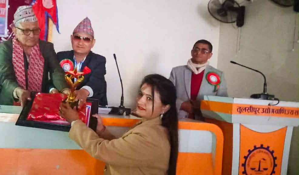 राष्ट्रिय कविता प्रतियाेगिता -२०८२ मा भावना खनाल प्रथम 